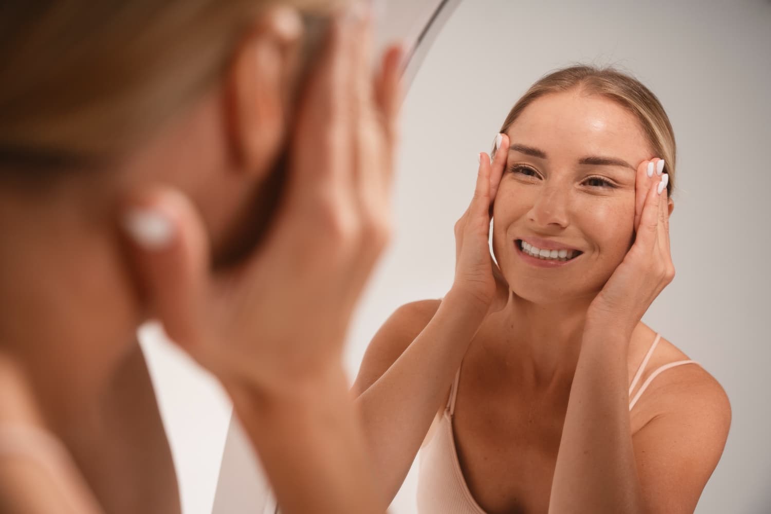 Mujer realizando tratamiento de cuidado para piel Grasa